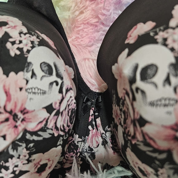 Torrid Underwire Bra 44C Flaw!  See pics and description!! - Picture 2 of 6